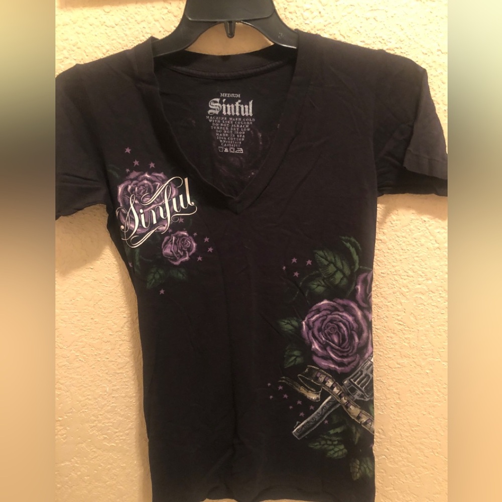 RARE DESIGN NWOT Sinful by Affliction V-Neck Vintage Top. Purple roses/Revolver